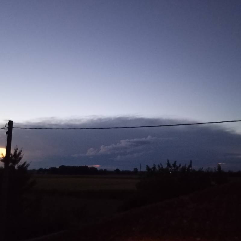 Nube nera con nuvola bianca al centro
