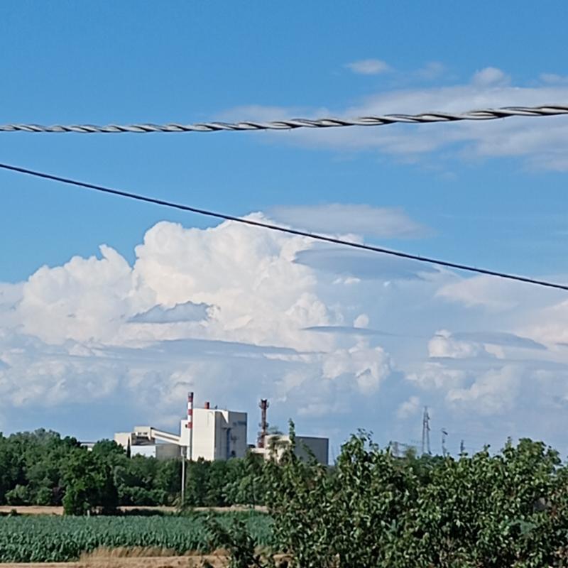 Forte vento e grossa nube