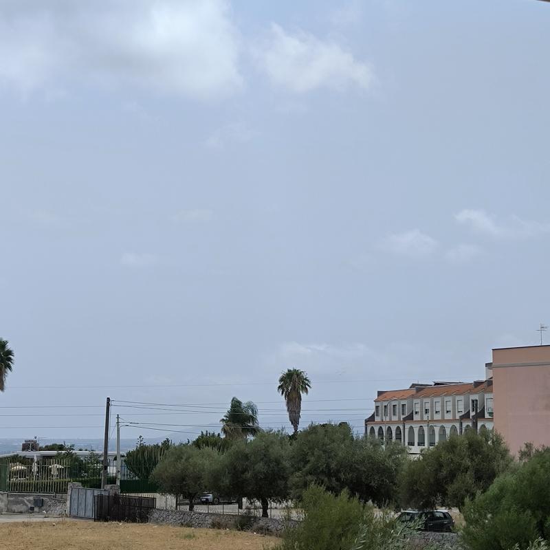 Poco nuvoloso 35 gradi