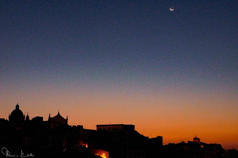 spicchio di luna calante all'aurora ph. francesco mondello