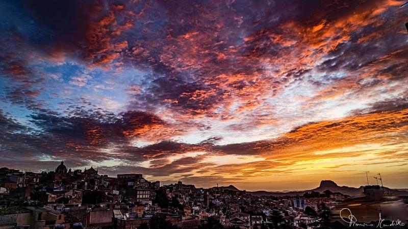 schizzi di nubi rosse prima del tramonto. foto francesco mondello.