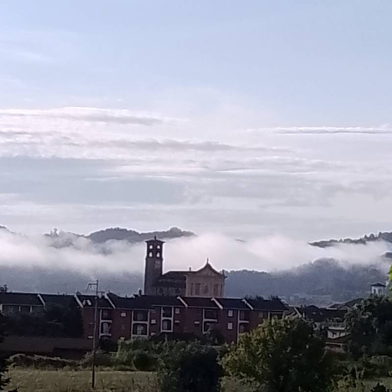 Chiesa parrocchiale al mattino dopo la pioggia
