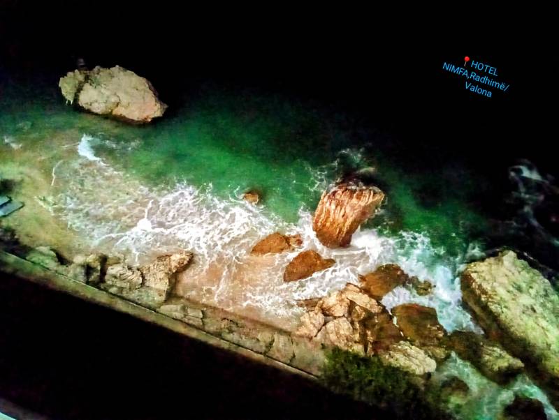 Anche di notte Valona splende con la sua bellezza