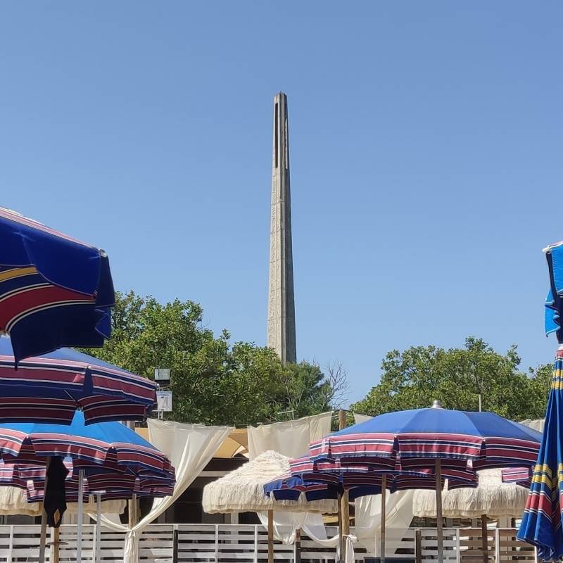 Lo stele di d'annunzio vista da spiaggia