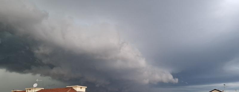 Shelf cloud e forte outflow a nichelino arriva la bufera