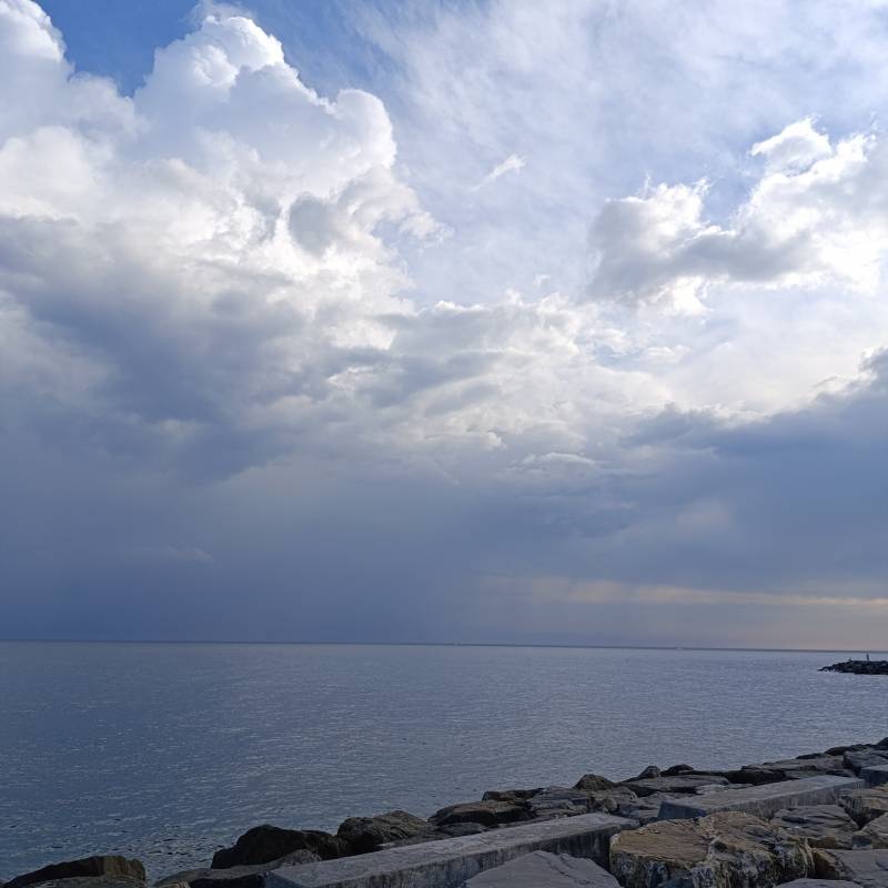 Nuvole temporale schede in transito al largo di Sanremo