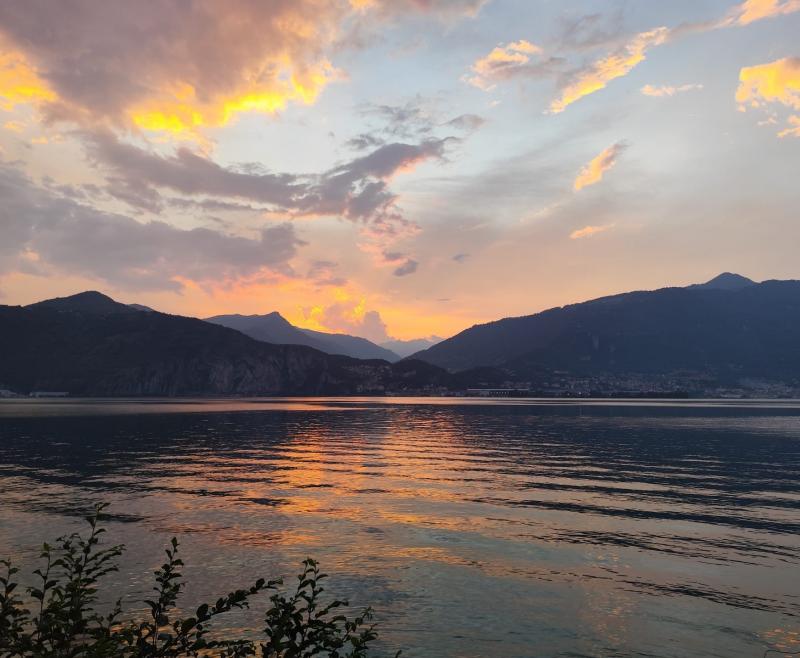 tramonto sul lago d'iseo