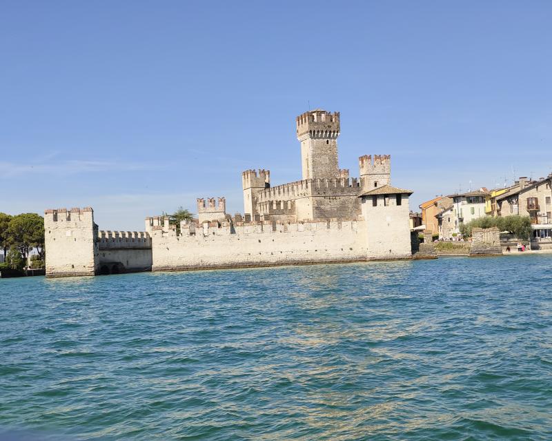 castello scaligero visto dal lago
