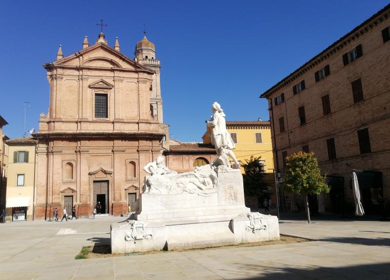 Piazza pergolesi e chiesa delle grazie