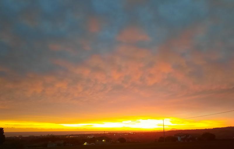 alba con sfondo monte conero