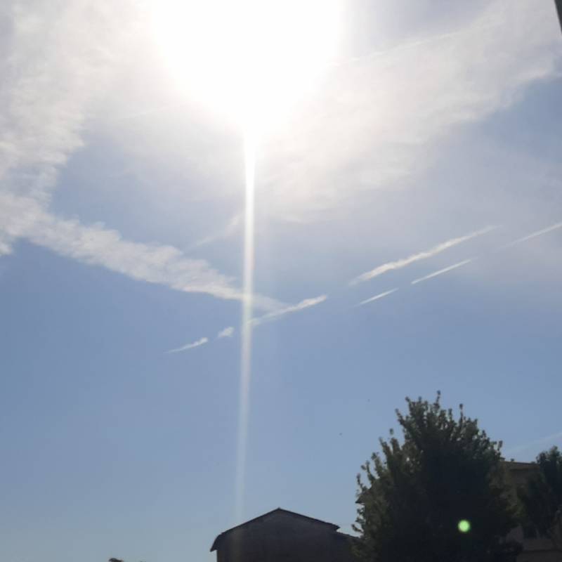 Sereno con tris di strisce chimiche