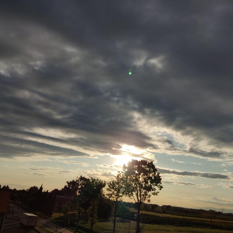 Nuvole nere accompagnano il sole al tramonto....