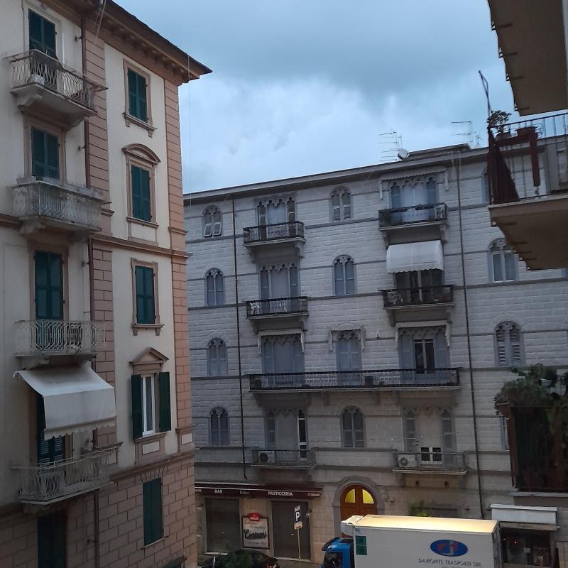 Nuvoloso con pioggia