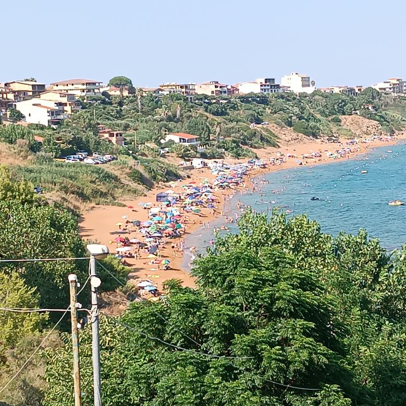 Spiaggia affollatissima le cannella