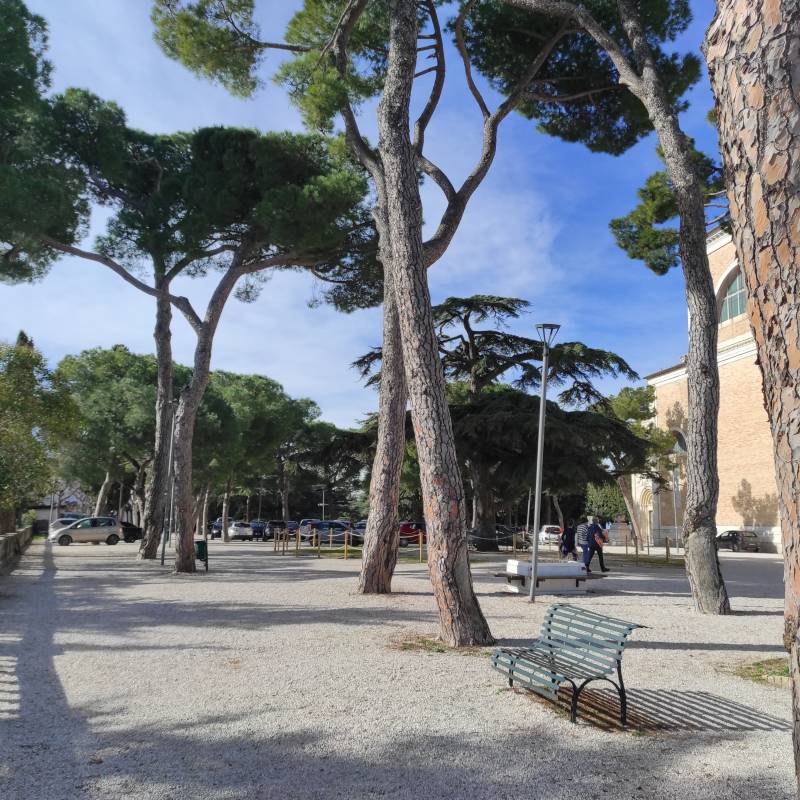 Piazzale girfalco con caldo afoso primaverile