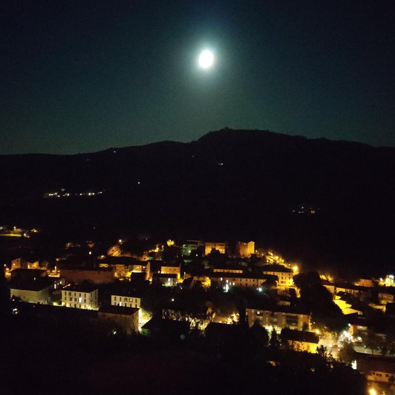 Luna piena dalla torre dell' orologio di Brisighella