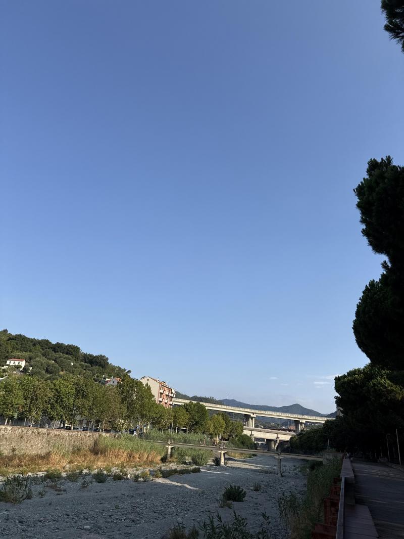 cielo terso con vento