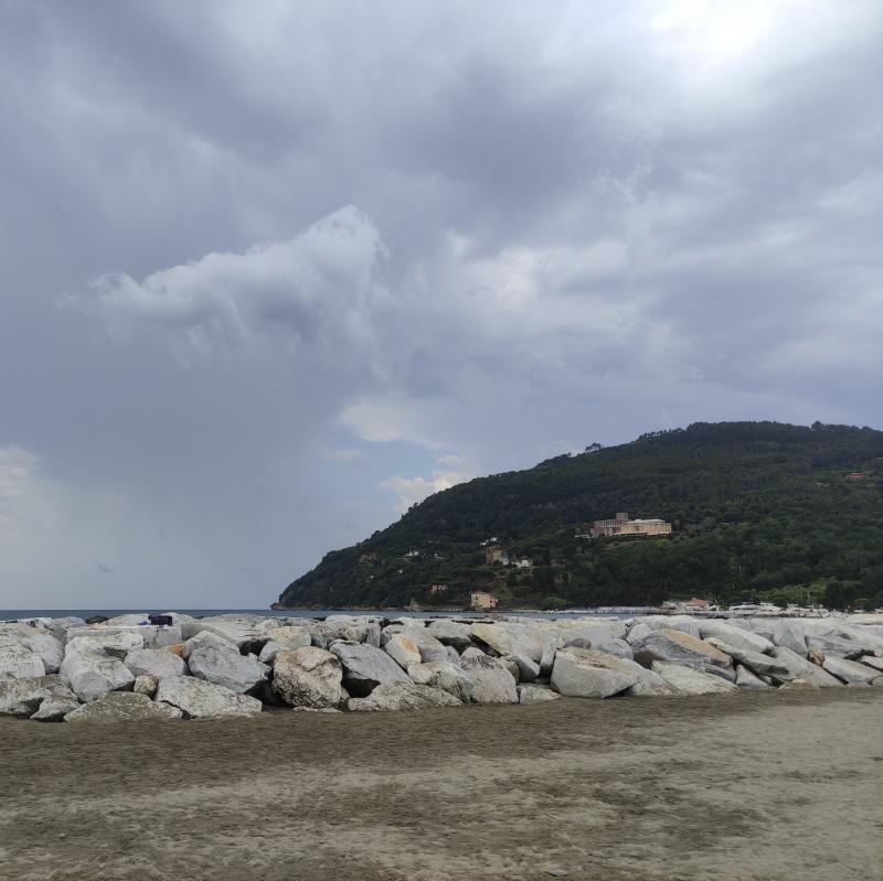 Pioviggina e molto vento