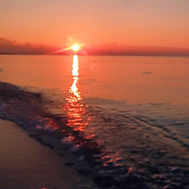 ....l'alba del nuovo giorno accarezzo' il suo viso illuminandolo d'immenso