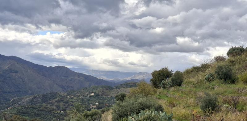 ci sono un bel po' di nuvole ma basta che non piove