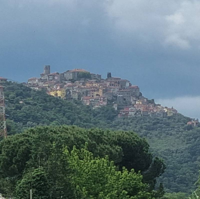 Vezzano ligure visto dal fiume di Arcola