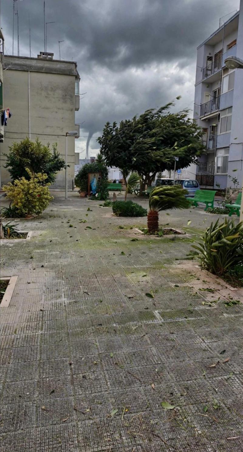 tromba d'aria colpisce la puglia. la foto dalla repubblica di daconto
