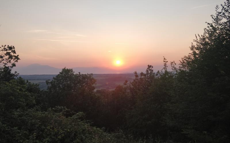 alba dalle colline di castiglione dstiviere con sullo sfondo il lago di garda