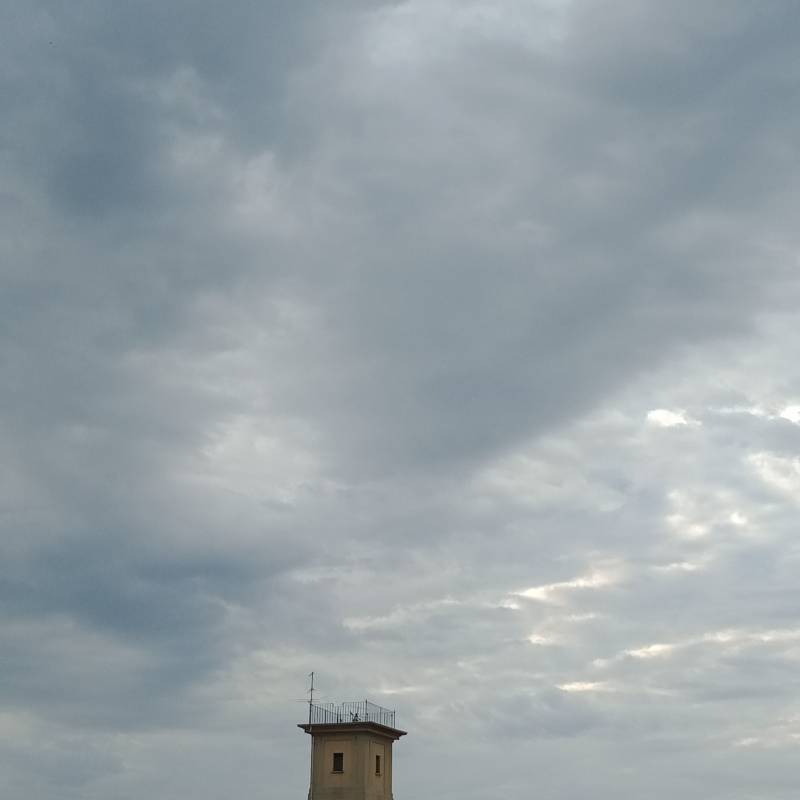 Molto nuvoloso cielo coperto