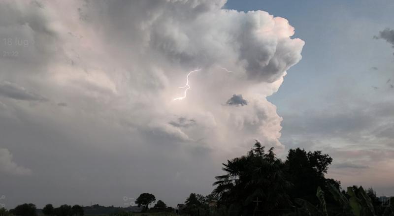 nuvole strane e fulmini