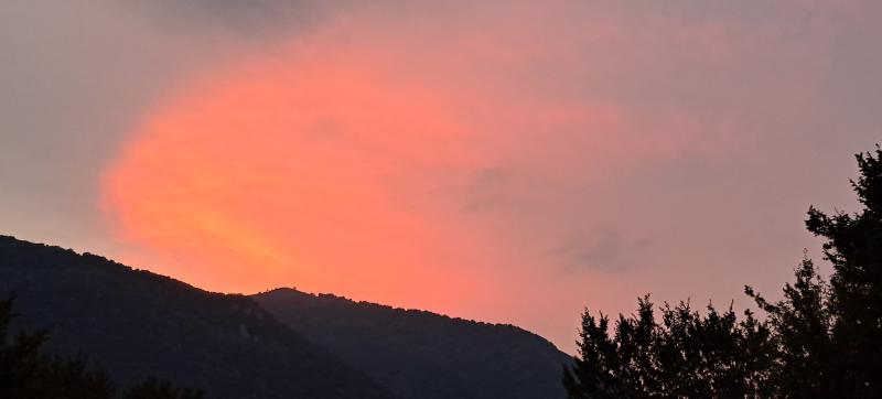 bagliore al crepuscolo dietro la cresta