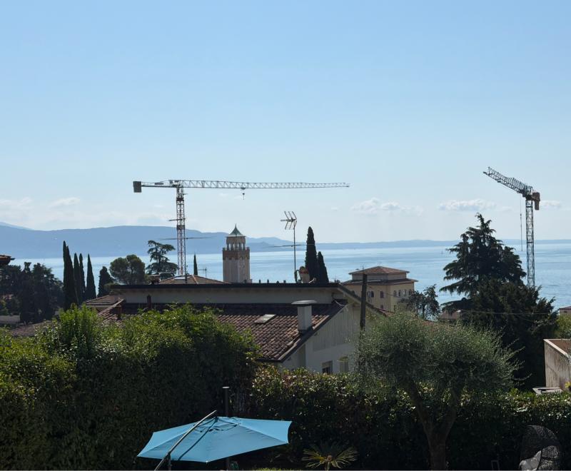 Gru per la ristrutturazione del grand hotel di gardone riviera