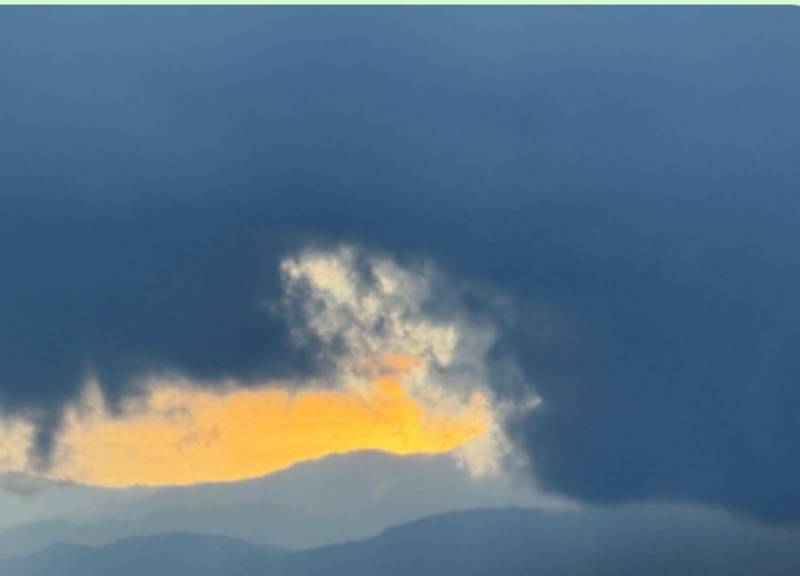 lampo di tramonto tra neve e nuvole