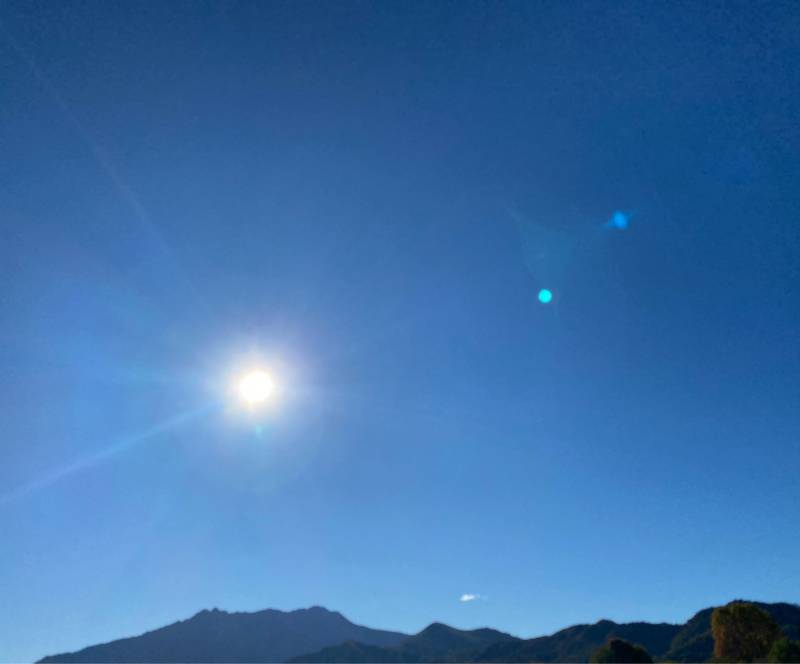 Bisalta in controluce cielo splendido a borgo san dalmazzo