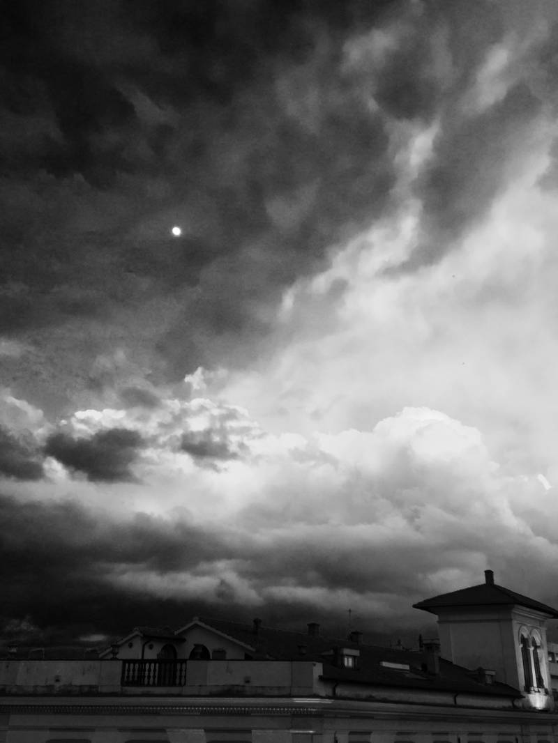 nubi e Luna su Bracciano 