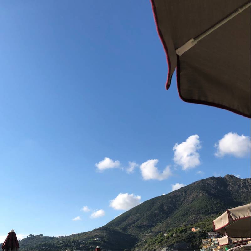 Sereno con due nuvolette bianche