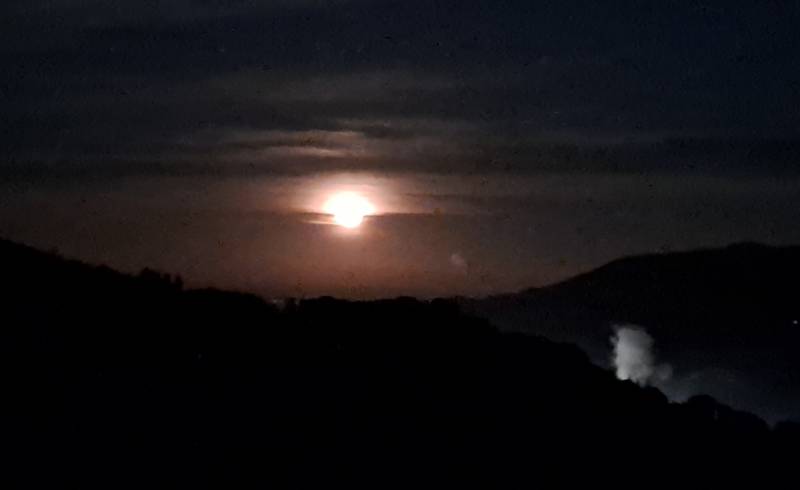 la luna che sorge dalla vena dei gessi.