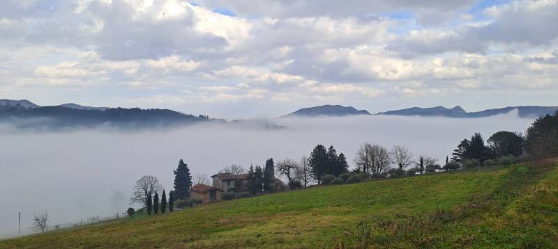 la nebbia a fondovalle sullo sfondo la vena dei gessi