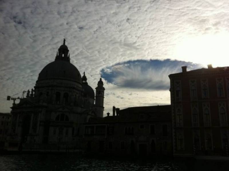 Strano fenomeno sopra la Salute Venezia 