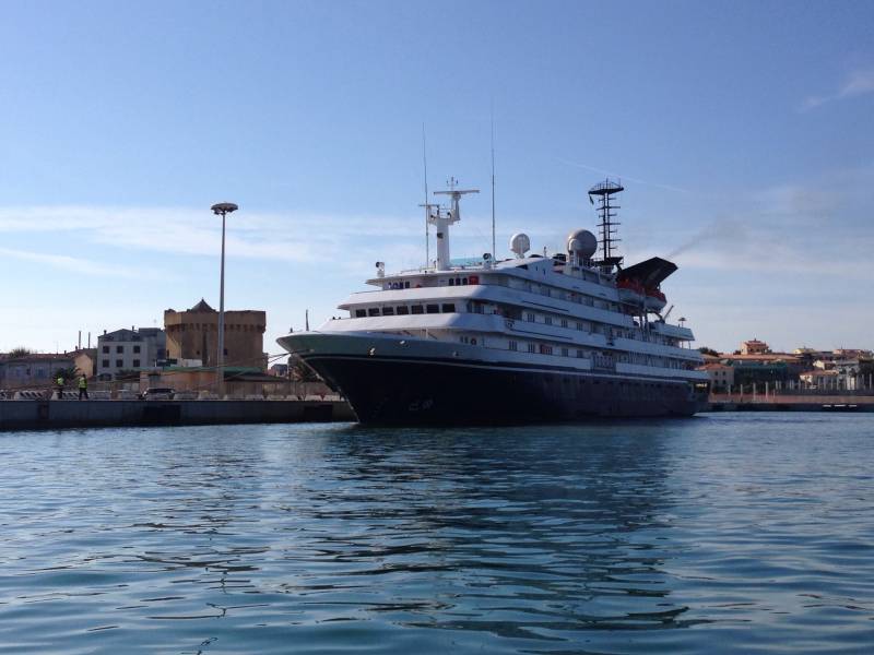 Nave Da Crociera alla Banchina Segni 