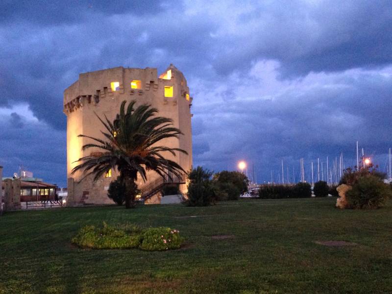 Nuvoloso sulla Torre Aragonese 