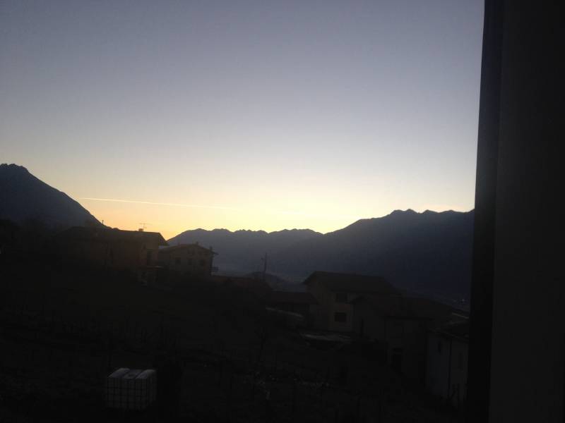 alba guardando verso la Valtellina