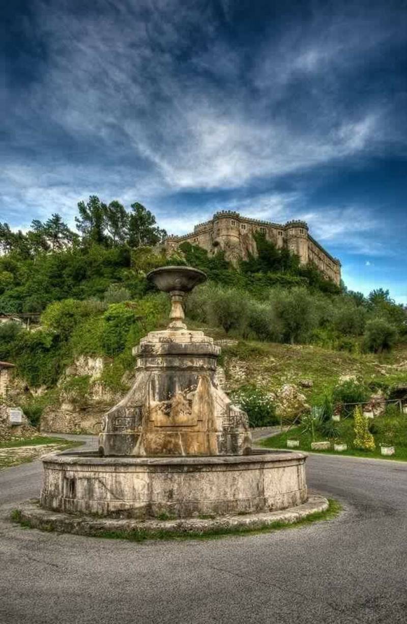 Fontana Di San Martino Sullo Sfondo Del Castello Medievale 