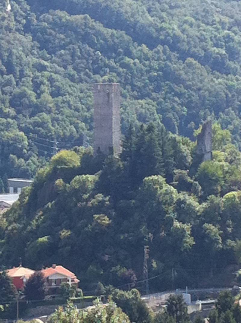 La torre spunta dal verde a difesa di Pont Canavese