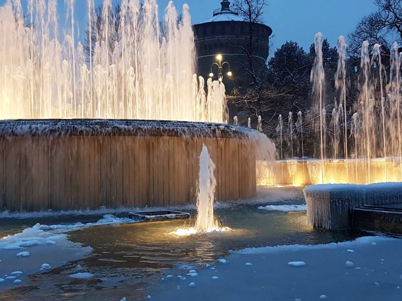 La fontana di Piazza Castello con neve e ghiaccio