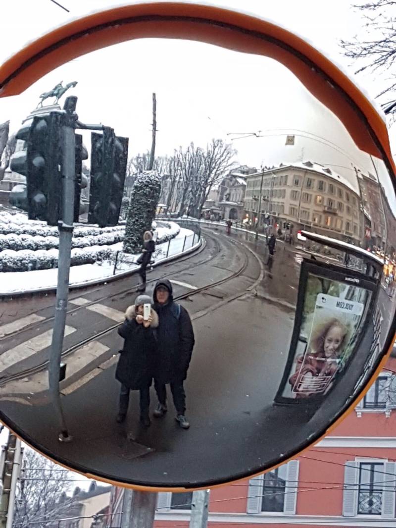 Turisti a milano con freddo e neve