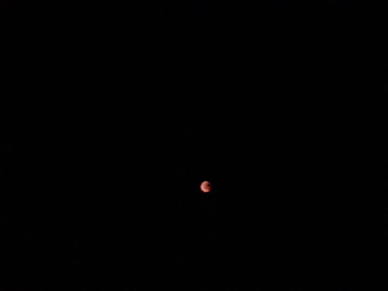 Luna rossa vicino a marte