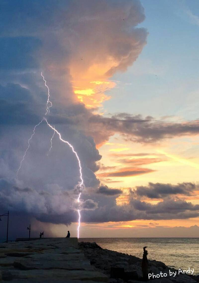 Porto di peschici il tramonto con larrivo del temporale foto di andrea cazzaniga