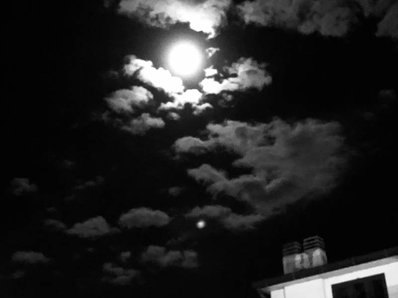 Luna tra le nuvole serata di ottobre a fermo