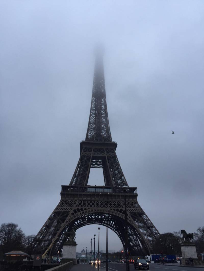 Torre eiffel con tempo uggioso