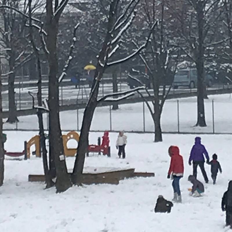 Bimbi dell asilo giocano nella neve